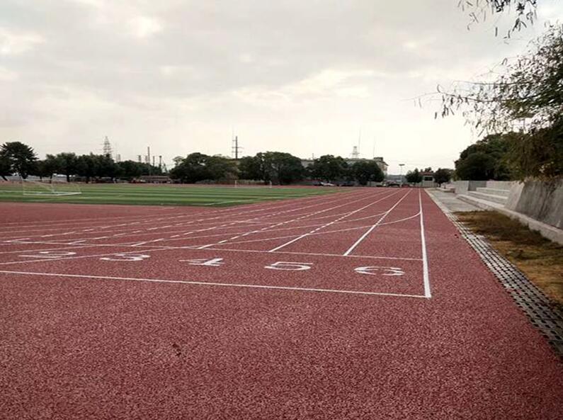 塑膠跑道好是因?yàn)樯叮績(jī)?yōu)點(diǎn)介紹！